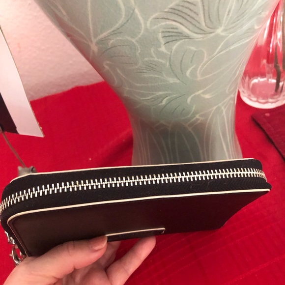 Vera Bradley zip around black Faux leather wallet, 4 card slots with two slits. - Picture 5 of 12